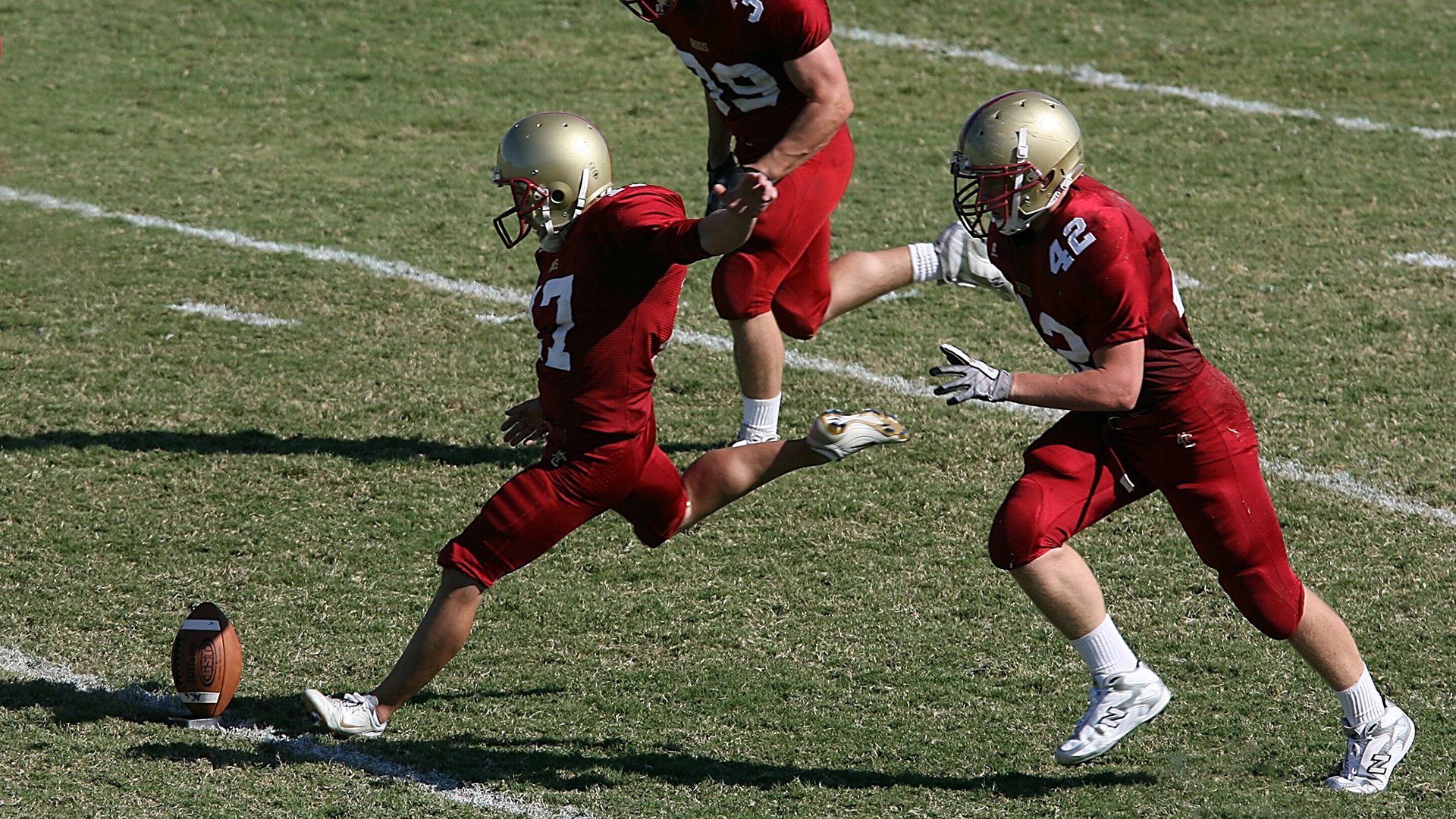 全国范围内推行“足球+健康+素养”的行业创新方法,足球产业化